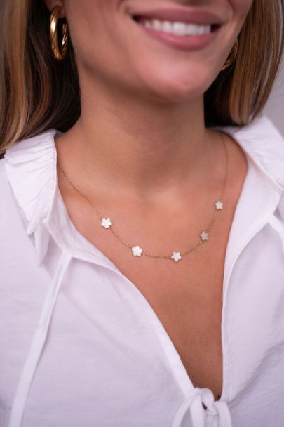 Minimalist necklace with mother of pearl flowers