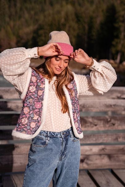 Beige beanie with pink band