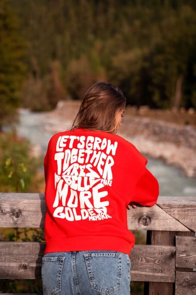 Roter Pullover "let's grow together"