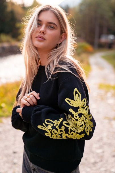 Pull noir avec manches brodées