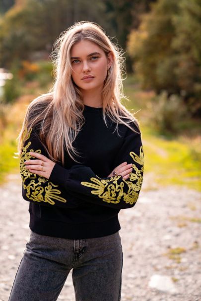 Pull noir avec manches brodées