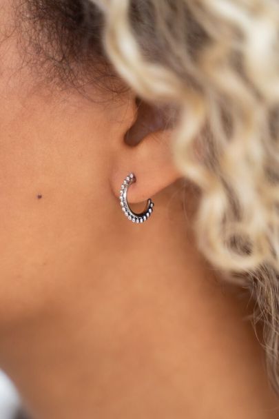 Petites boucles d’oreilles avec boules