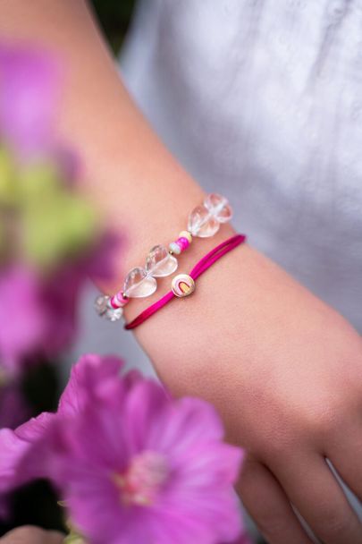 Mini Armband in Rosa mit Regenbogen