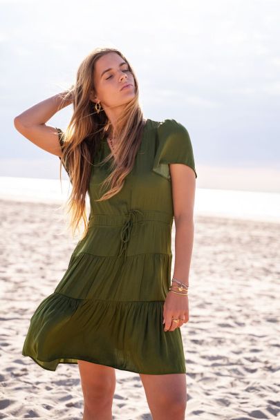 Robe mi-longue verte effet satin