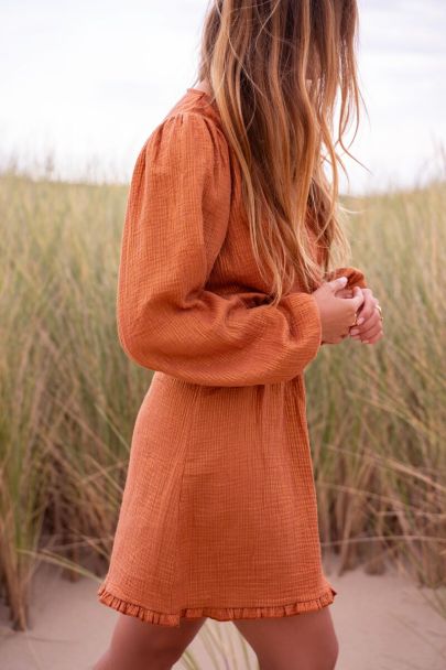 Orangefarbenes Wickelkleid mit großem Ärmel und Lurex 