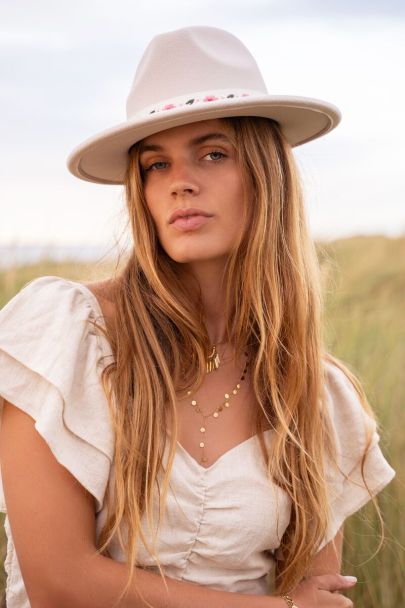 Beige fedora hoed met bloemen ceintuur 