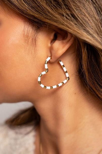 Heart-shaped hoop earrings with white pattern