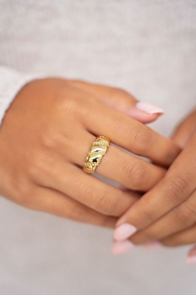 Iconic wide ring with ellipses