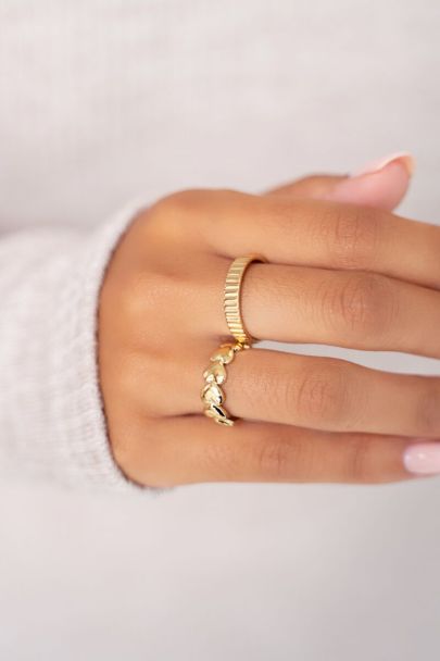 Ring with ribbed texture