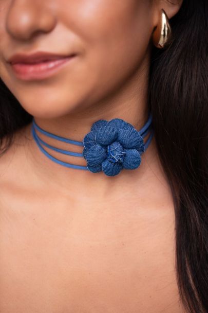 Blauer Kordel-Choker mit Denim-Blume