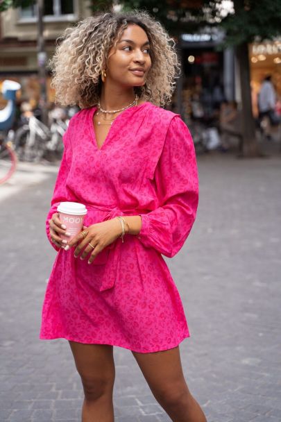 Robe rose avec imprimé floral rouge et patch sur l'épaule