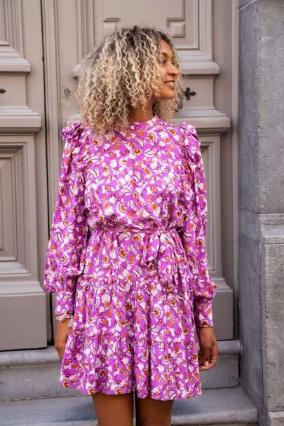 Paarse jurk met ruffles & bloemenprint