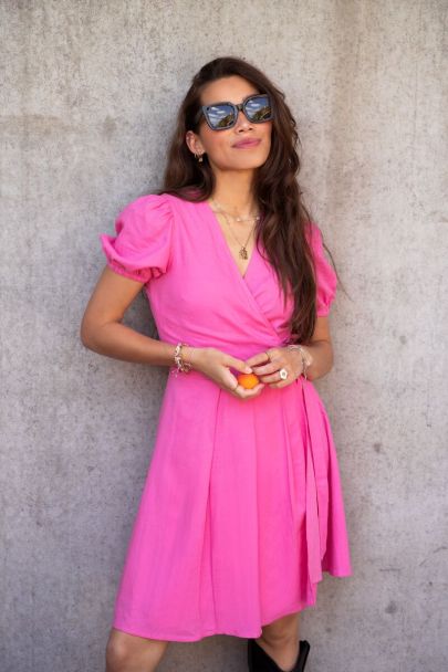 Robe portefeuille rose avec manches bouffantes