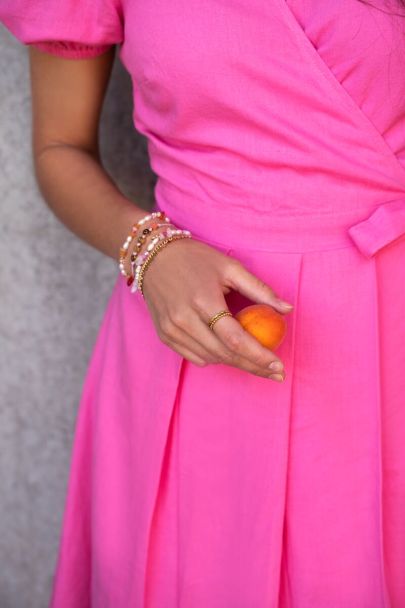 Rosa Wickelkleid mit Puffärmeln