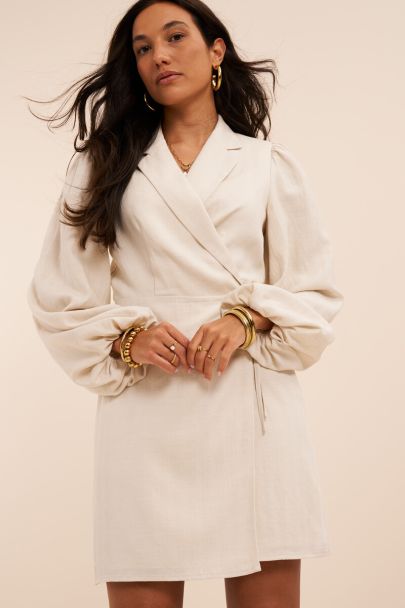 Robe blazer beige avec manches bouffantes et nœud