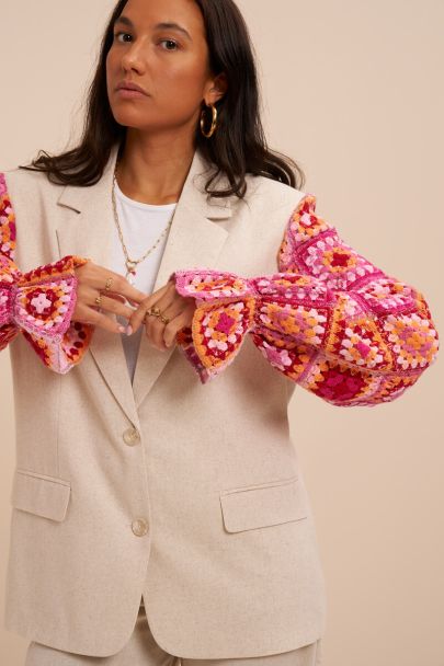 Beige blazer met roze crochet mouwen