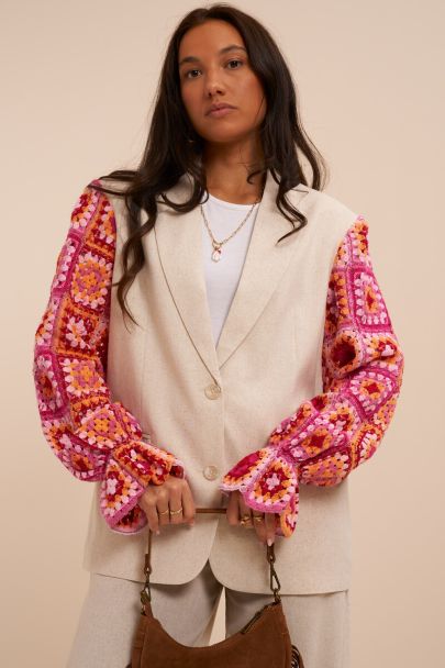Beige blazer met roze crochet mouwen