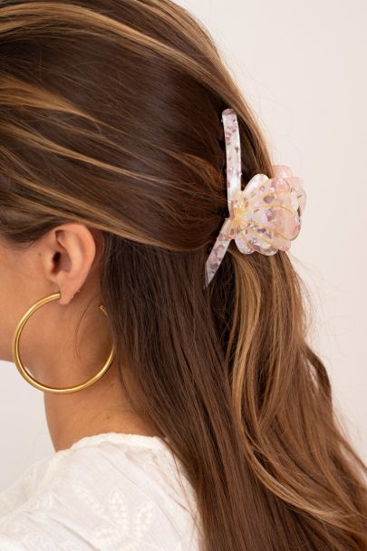 Pince à cheveux beige avec coquillage