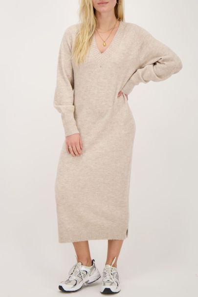 Robe longue beige avec col en V