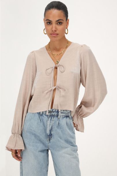 Beige shiny top met strikjes & ruffle mouwtjes