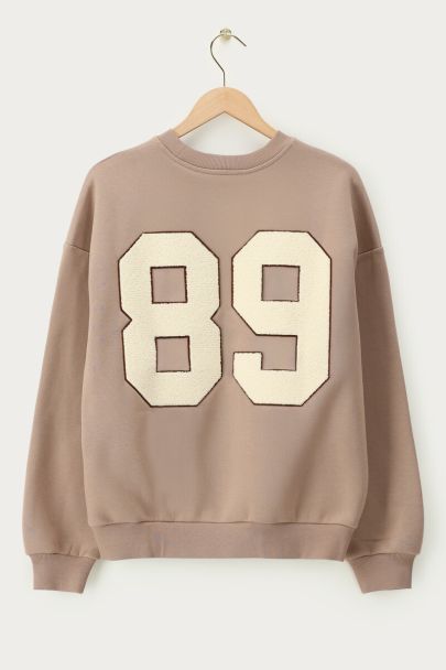 Beige sweater met teddy patch