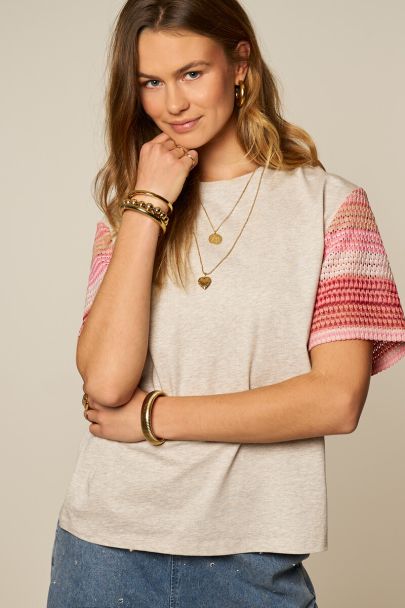 Beige T-shirt met roze gestreepte mouwen