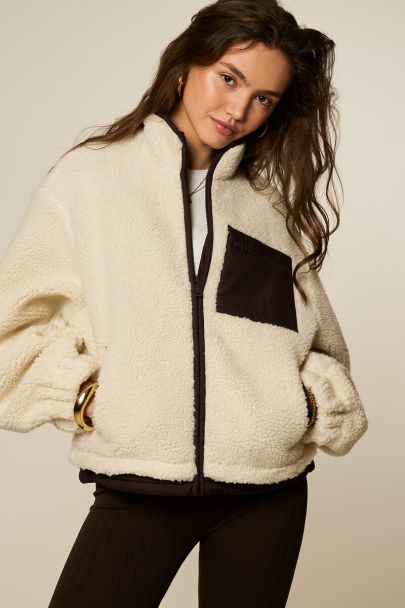 Beigefarbene Teddyjacke mit braunen Details