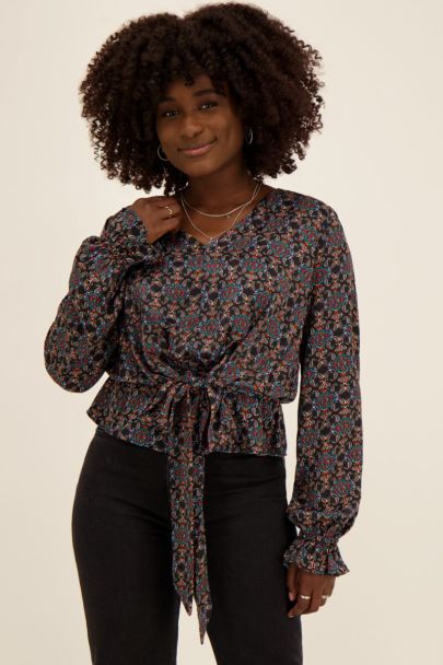 Zwarte top met multikleur print & ceintuur 