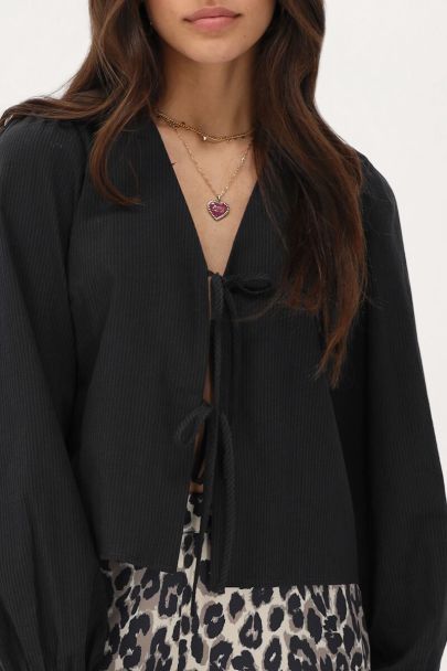 Blouse noire avec nœuds et rayures