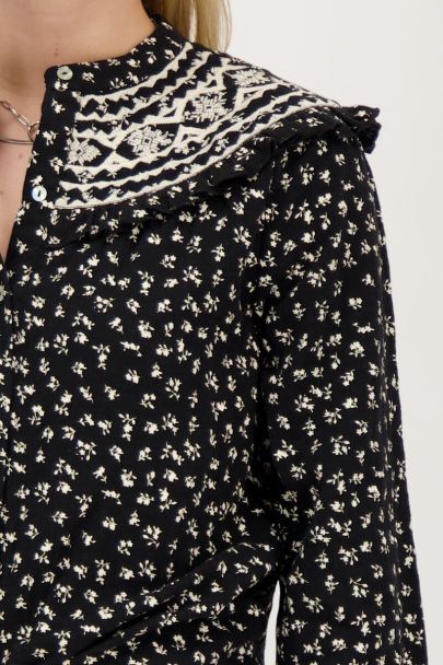 Blouse noire avec fleurs et broderies