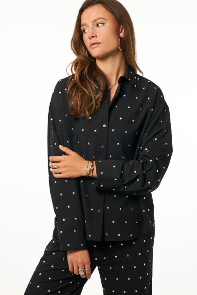 Zwarte blouse met zilverkleurige studs