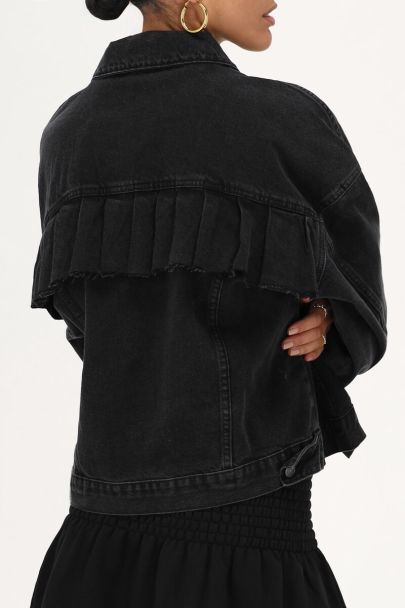 Schwarze Jeansjacke mit Rüschen