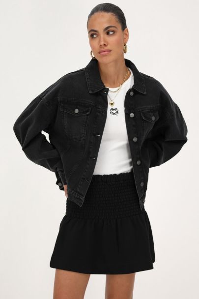 Schwarze Jeansjacke mit Rüschen