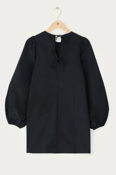 Zwarte jurk met lange pofmouwen