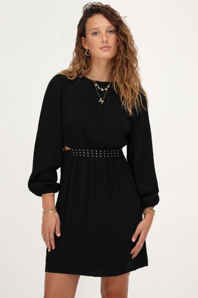Zwarte jurk met studs en cut-out detail