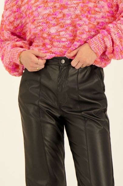 Zwarte leatherlook broek met pintuck