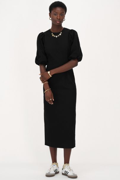 Robe longue noire à manches bouffantes