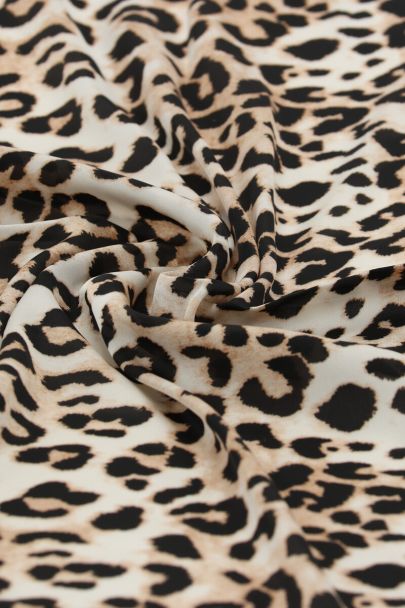Zwarte satijnen look sjaal met panterprint