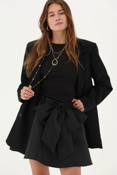 Zwarte korte rok met statement strik