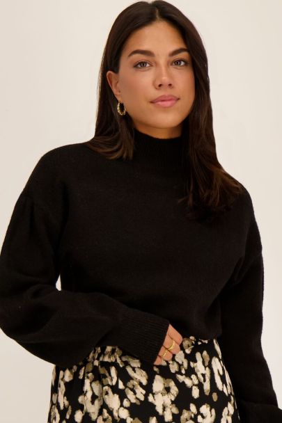Schwarzer Pullover mit weiten Plissee-Ärmeln