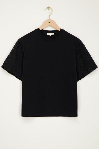 Zwart T-shirt met embroidery mouwen