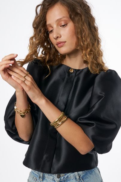 Zwarte top met pofmouwen en knopen