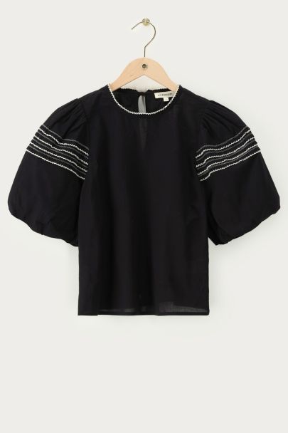 Schwarzes Oberteil mit kurzen Puffärmeln und Stickerei