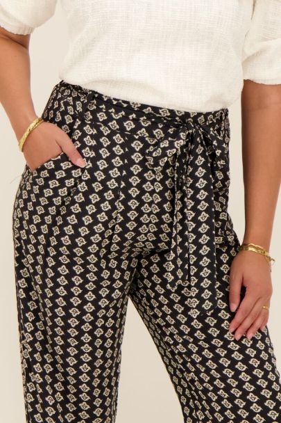 Black trousers with Shapes print