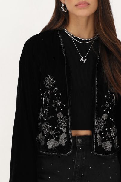 Schwarze Samtjacke mit silberfarbener Stickerei