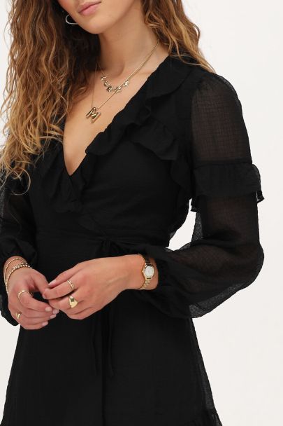 Zwarte wikkeljurk met ruffles