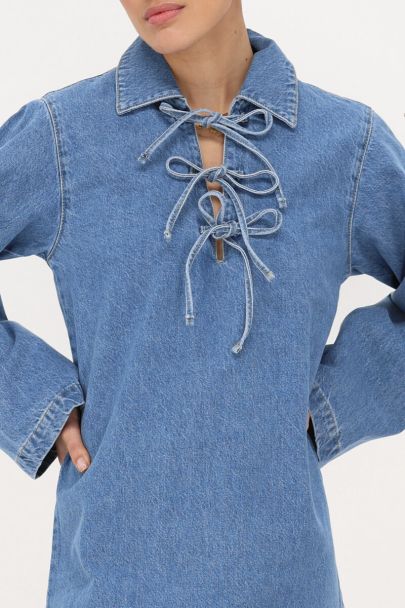 Blauwe denim jurk met flared mouwen en strikjes