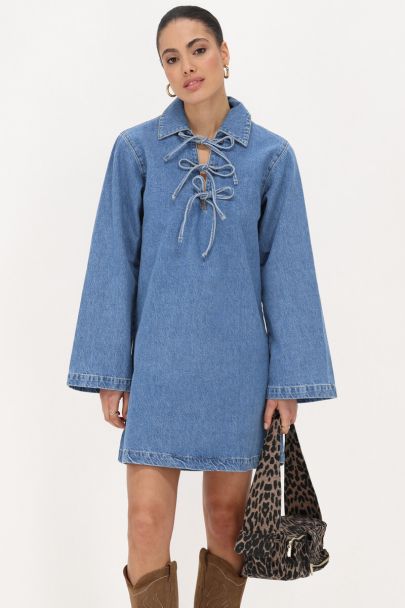 Blauwe denim jurk met flared mouwen en strikjes