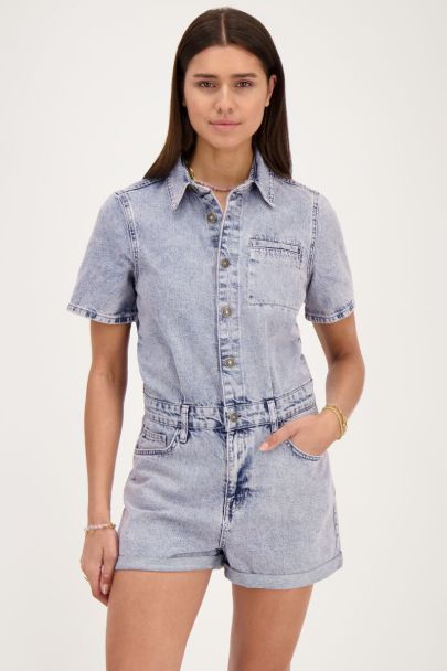 Blauwe denim playsuit met borstzak en roze gloed