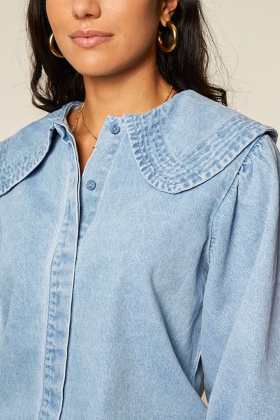 Blauwe denim top met korte pofmouwen en kraag